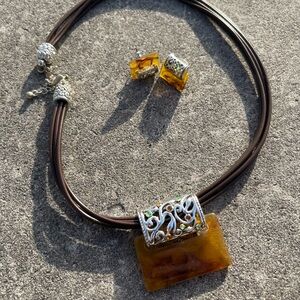 Source Unknown Brown Amber-Style Pendant Necklace with Matching Studs
